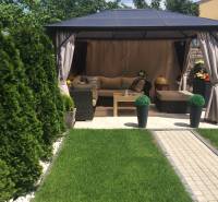 Ein Pavillon im Garten eines Einfamilienhauses in der Rampová-Straße in Košice, Stadtteil Sever.