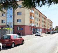 Ein Gebäude mit Geschäftsräumen und Parkplätzen in der Kaschmirstraße in Bratislava - Ružinov.