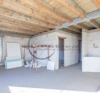 Ein Gebäude im Bau mit einer Holzdecke und Baumaterialien im Inneren.