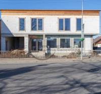 Ein Gebäude in Veľké Leváre mit unvollendeter Fassade, das an der Straße steht.