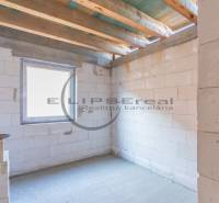 Das Innere eines Gebäudes mit weißen Ziegeln und einem Fenster im Stil von Veľké Leváre.