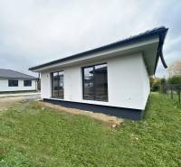 Ein Einfamilienhaus in Prešov mit Garten und großen Fenstern, das mit geräumigen und hellen Innenräumen ausgestattet ist.