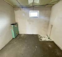 Ein unrenovierter Raum in einem Einfamilienhaus, mit Installationsvorbereitung und freiliegenden Wänden.