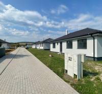 Ein Einfamilienhaus im Dorf Soľ mit Umgebung, das eine befestigte Straße und geräumige Grundstücke bietet.