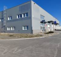 Lager und Hallen in der Technická-Straße in Bratislava - Ružinov mit Parkplätzen und Verkehrsschildern.