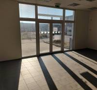 Geräumiges Interieur mit großen Fenstern und Fliesen in Lagern und Hallen.