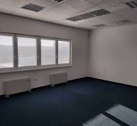 Innenräume von Lagern und Hallen mit blauem Teppich, großen Fenstern und weißen Wänden.