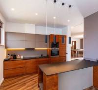 Küche in der Villa mit Holzboden und stilvoller Beleuchtung.