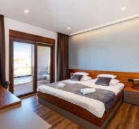 Schlafzimmer in der Villa, Boden mit Holzdekor, Balkon mit Aussicht.