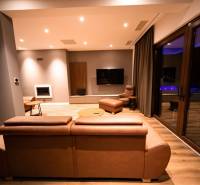 Wohnzimmer in einer Villa mit Ledersofa und Holzboden.