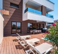 Terrasse mit Liegestühlen bei der Villa in Novalja mit Meerblick und Dusche.