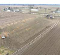 Grundstücke - Wohnen in der Kasárenská-Straße in Sereď, eingebettet zwischen fruchtbaren Feldern.