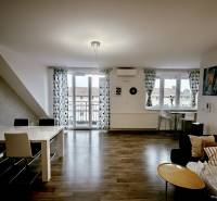 Wohnzimmer mit Esstisch, Holzboden, 3-Zimmer-Wohnung.