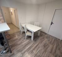 1-Zimmer-Wohnung mit Holzboden und Esstisch.