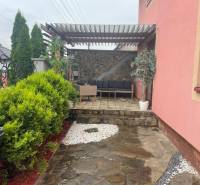 Ein Einfamilienhaus in der Strieborná-Straße in Košice, Stadtteil Barca, mit einer gestalteten Terrasse und Grünflächen.
