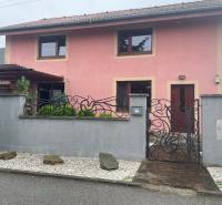 Ein Einfamilienhaus in der Strieborna-Straße in Košice - Barca mit einem schön gepflegten Garten.