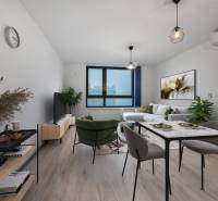 Wohnzimmer mit Sofa und Esstisch in einer 2-Zimmer-Wohnung, Boden mit Holzdekor.