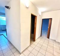 Flur in einer 3-Zimmer-Wohnung mit Fliesen, offene Tür, Durchgang zum Raum.