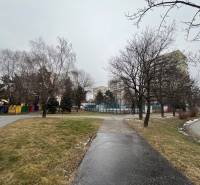 Park mit Gehwegen und Bäumen in der Ludmanská-Straße, Košice - Stadtteil Juh, in der Nähe einer 3-Zimmer-Wohnung.