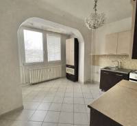 Küche mit Fliesen und Fenster, 3-Zimmer-Wohnung mit Herd und Spüle.