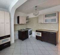 Küche in einer 3-Zimmer-Wohnung mit Fliesenboden und Küchenzeile.