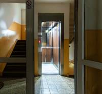 Eingangsbereich mit Aufzug und Treppenhaus für eine 2-Zimmer-Wohnung in Nitra.