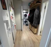 Ein schmaler Flur mit Schränken und einem Holzboden in einer 4-Zimmer-Wohnung.