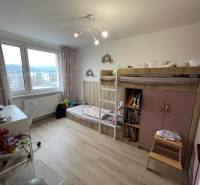 Kinderzimmer mit Etagenbett in einer 4-Zimmer-Wohnung, Boden mit Holzdekor.