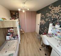 Kinderzimmer mit Etagenbett, Schreibtisch und Boden mit Holzdekor in einer 4-Zimmer-Wohnung.