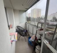 Eine verglaste Loggia mit Blick auf die Umgebung einer 4-Zimmer-Wohnung in Banská Bystrica, Chabenecká Straße.