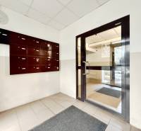 Eingangshalle eines Wohnhauses in Bratislava - Lúky mit Briefkästen.