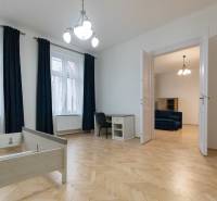 Innenraum einer 3-Zimmer-Wohnung mit Holzboden, Möbeln und Kronleuchter.