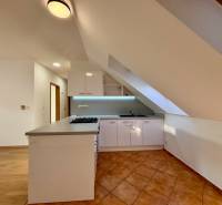 Küche in einer 2-Zimmer-Wohnung mit Küchenzeile und Boden aus Keramikfliesen.