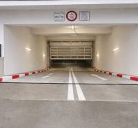 Einfahrt zu den Garagen in Eduarda Wenzla in Bratislava - Rača mit Höhenangabe und Verbot für LPG/CNG.