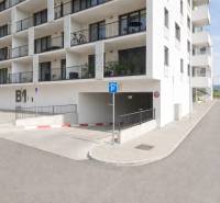 Wohngebäude mit Parkeinfahrt in Bratislava-Rača in der Eduarda-Wenzla-Straße.