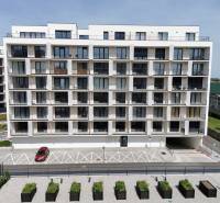 Ein modernes Wohngebäude mit Parkplätzen und Grünflächen in der Eduarda-Wenzla-Straße in Bratislava-Rača.