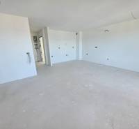 Ferienwohnung mit sauberen weißen Wänden und geräumigem Boden mit Holzdekor.