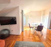 Innenraum einer Ferienwohnung mit Holzboden und Esstisch.