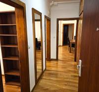 Flur mit Holzboden in einer 3-Zimmer-Wohnung, Einbauschränke und Spiegel.