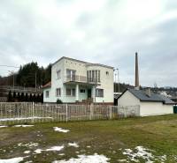 Einfamilienhaus in der SNP-Straße in Považská Bystrica mit einem Garten, der mit Schnee bedeckt ist.