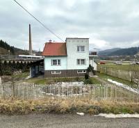 Einfamilienhaus in der SNP-Straße in Považská Bystrica, davor ein Garten und ein Zaun.