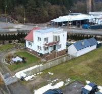 Einfamilienhaus in der SNP-Straße in Považská Bystrica mit gepflegtem Garten und Zufahrtsweg.