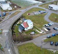 Einfamilienhaus in der SNP-Straße in Považská Bystrica mit angrenzendem Parkplatz.