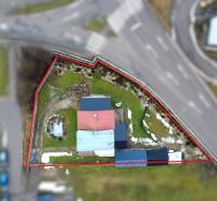 Einfamilienhaus in Považská Bystrica in der SNP-Straße mit gepflegtem Garten und befestigtem Grundstück.