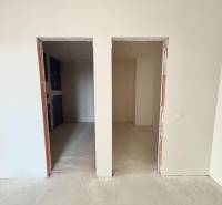 Chodba so vstupom do kúpeľne 1 a šatníka