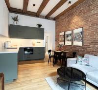 Die 2-Zimmer-Wohnung in der Vajnorská mit einer Ziegelwand und modernen Balken hat ein gemütliches Interieur.