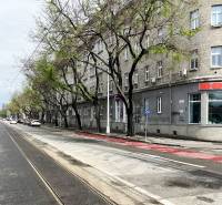 Die historische Architektur in der Vajnorská-Straße bietet Möglichkeiten für eine 2-Zimmer-Wohnung.