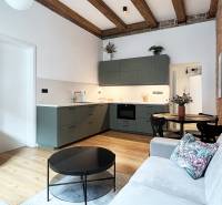 Gemütliche 2-Zimmer-Wohnung mit offener Küche in der Vajnorská-Straße, Holzbalken, Ziegelwand.