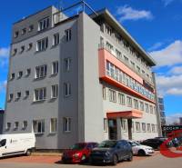 Bürogebäude in der Trenčianska Straße in Bratislava - Ružinov mit Parkplatz.
