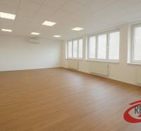 Geräumige Büros mit Holzboden und Klimaanlage.